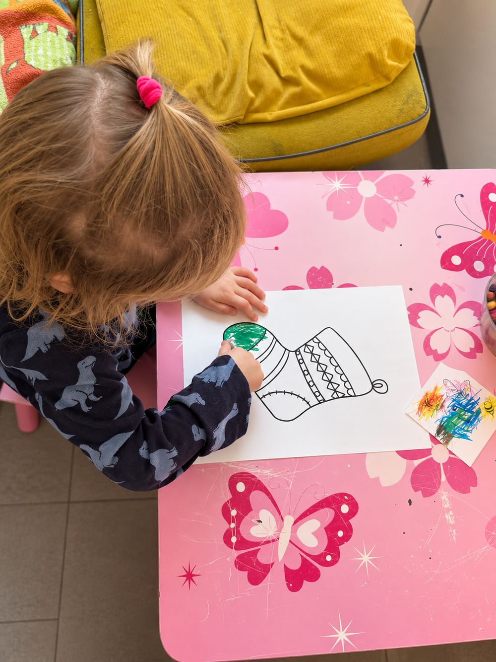 Kinder malen gemeinsam am Tisch