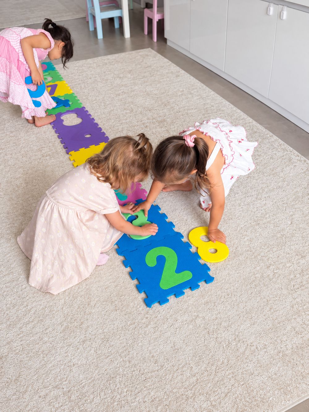 Kinder springen auf einer Spielmatte