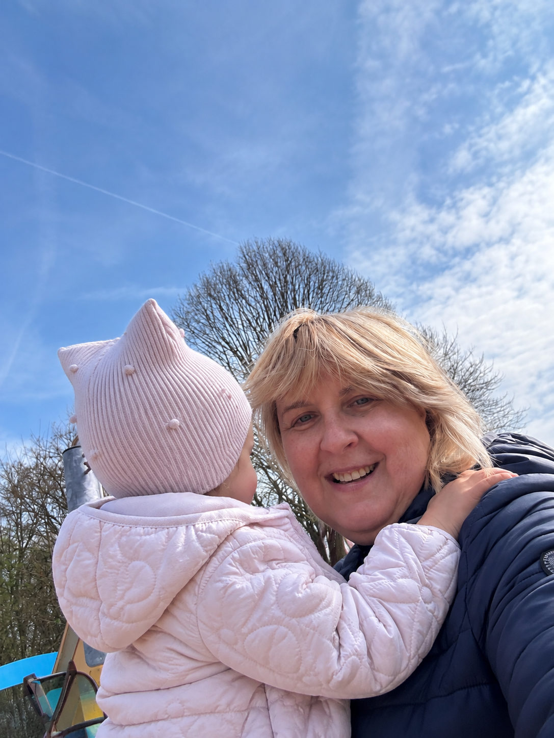 Larisa mit einem Kind beim Spielen im Freien