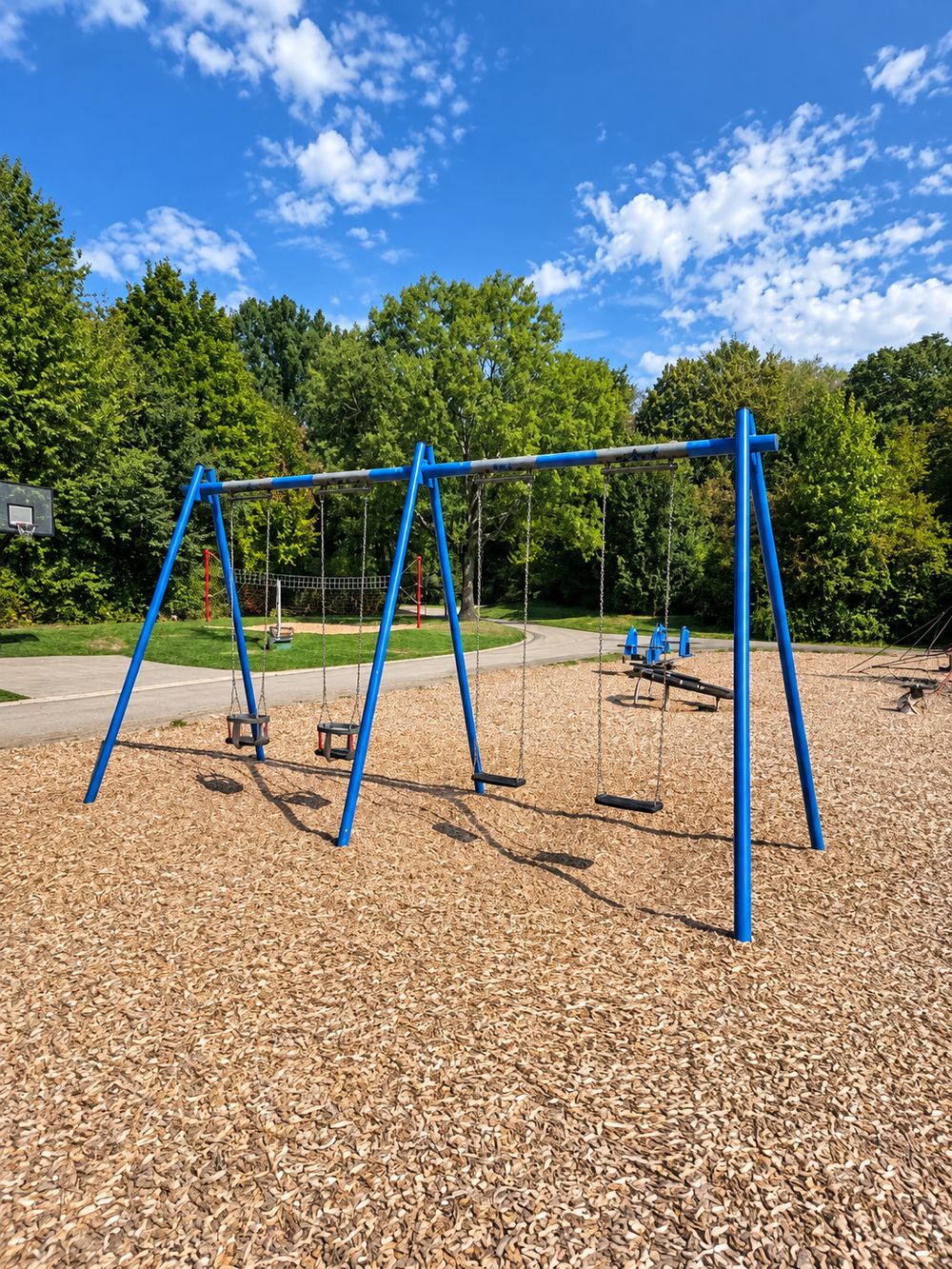 Schaukeln auf dem Spielplatz