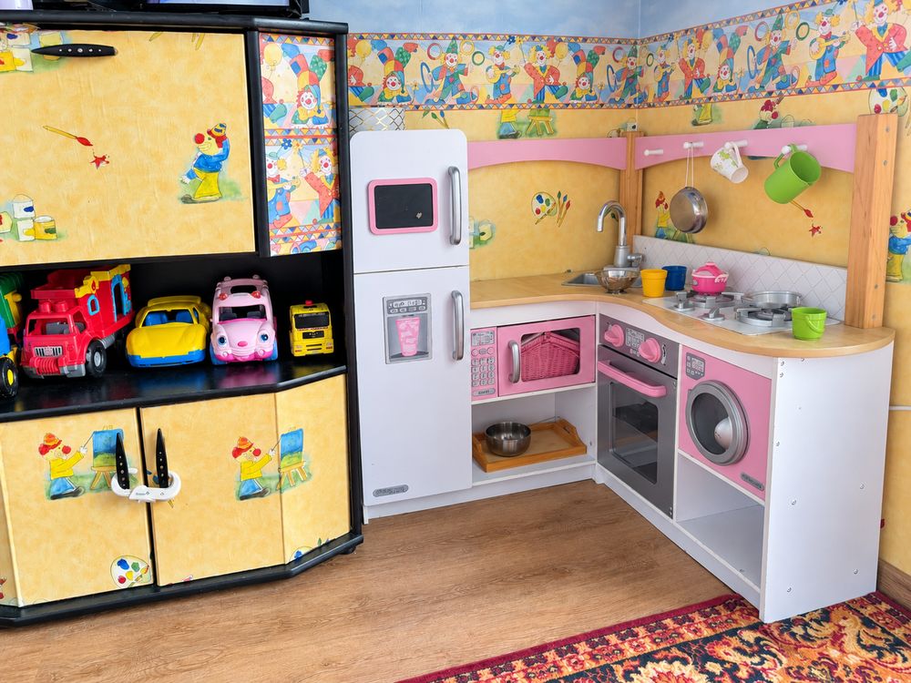 Spielküche und Spielzeuggarage