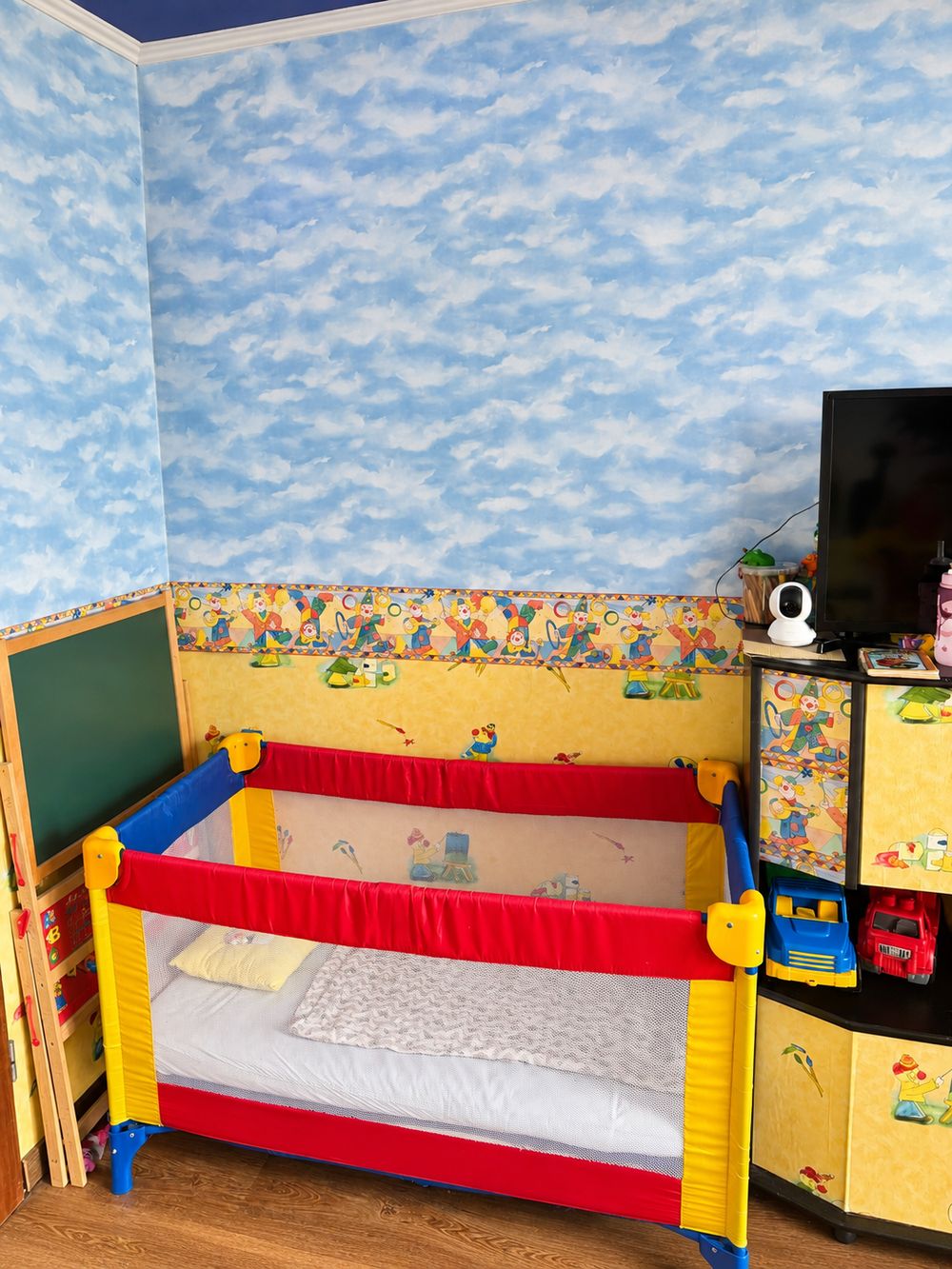 Schlafbereich mit Kinderbett